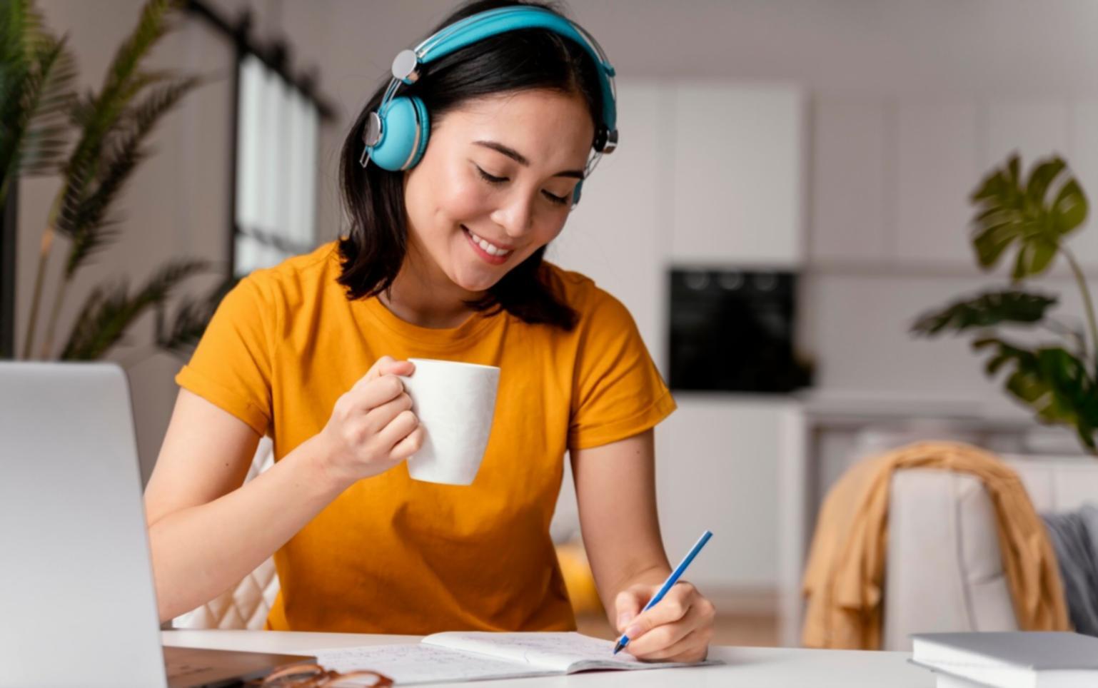 Professionista che studia materiali di coaching avanzati