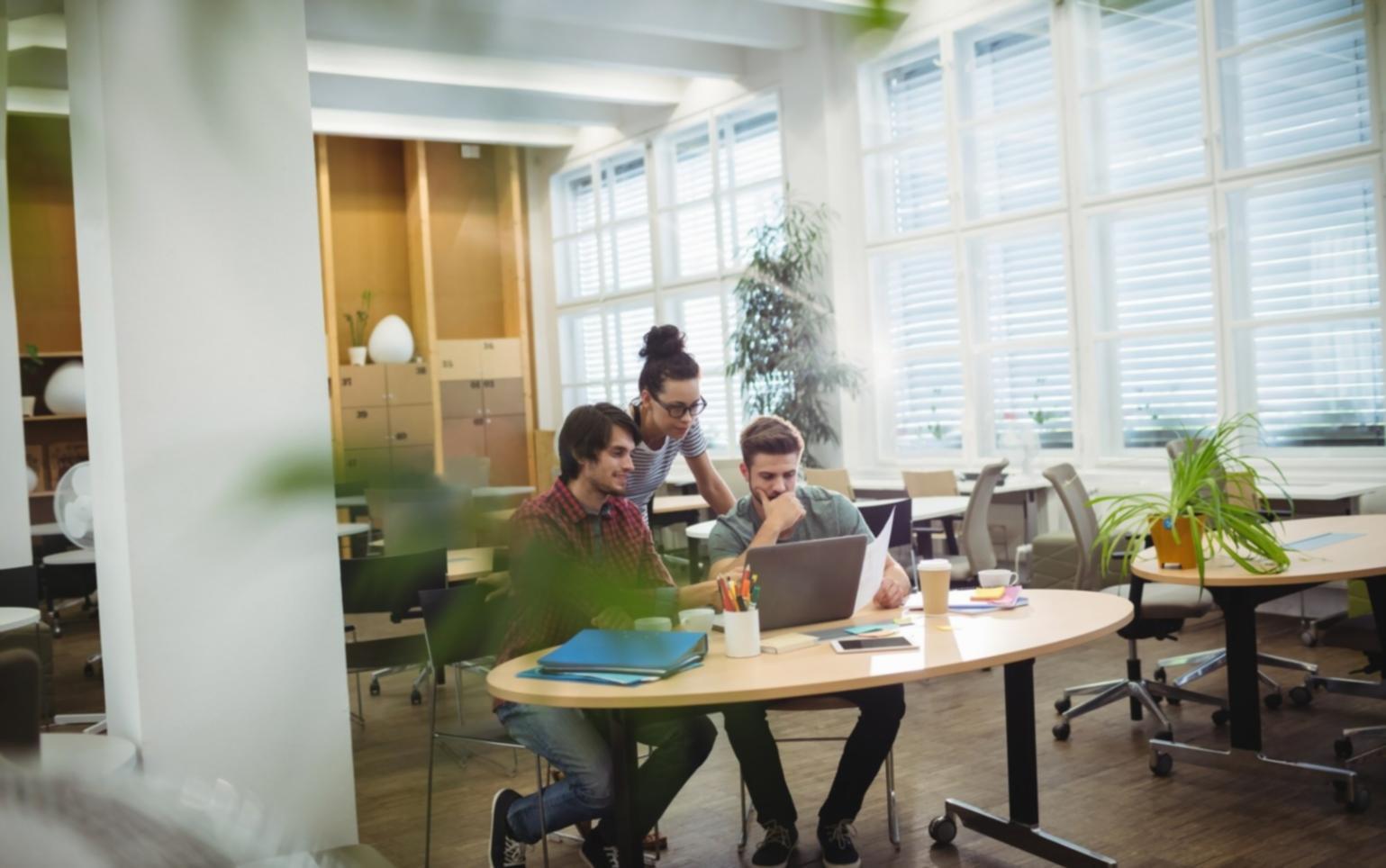 Ambiente di studio professionale con materiali di coaching